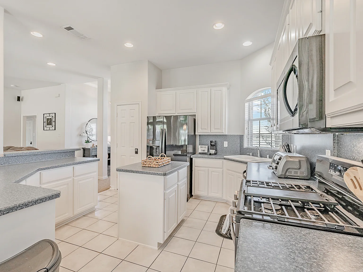 4 bed, 2166 sqft, $5,500 — Photo 4