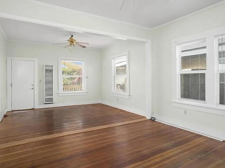 2438 Commercial St — Photo 3