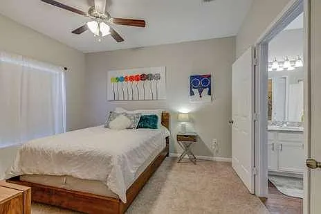 Water's Edge Apartments — Photo 19
