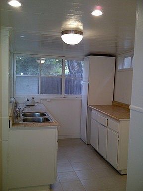 4th image of 1453 Stanley Ave