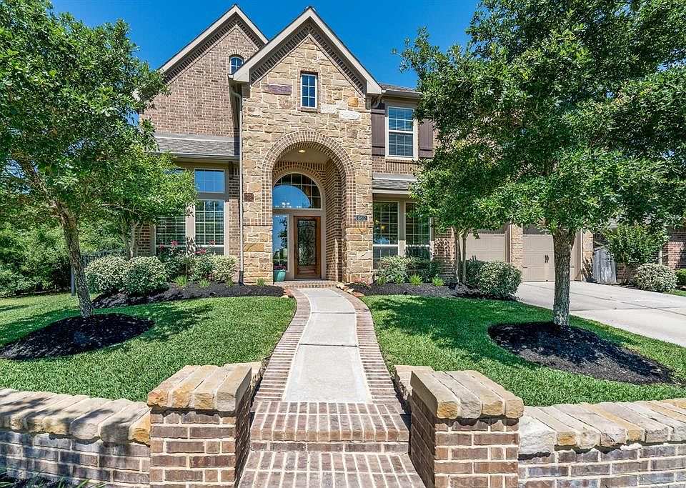This magnificent Perry home is ready for a new family. Great curb appeal.