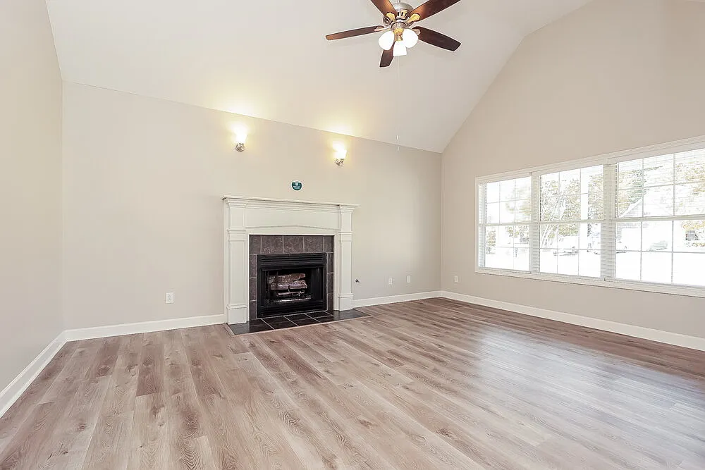 3 bed, 2.0 bath, 1392 sqft, $2,075 — Photo 4