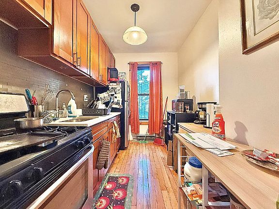 3rd image of 1406 Putnam Ave APT 2L