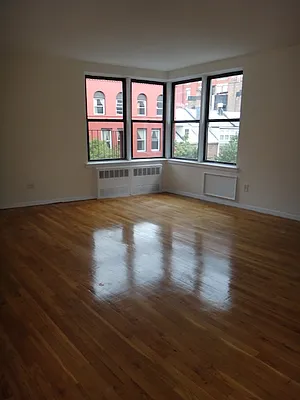 Rented by KVNY Soho | media 4