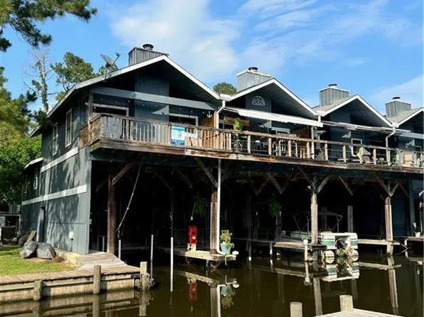 31630 River Pines Dr, Springfield, LA 70462
