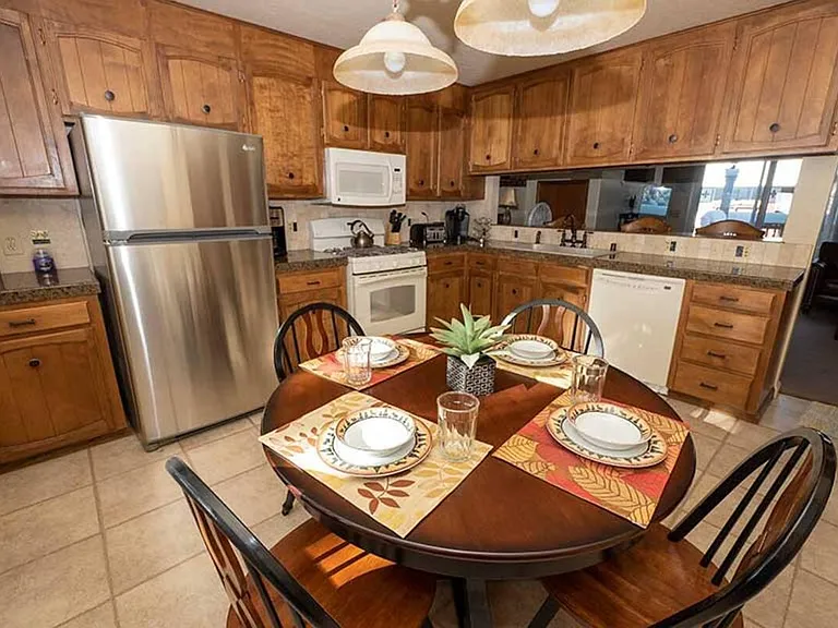 Cozy and spacious kitchen (fully equipped)