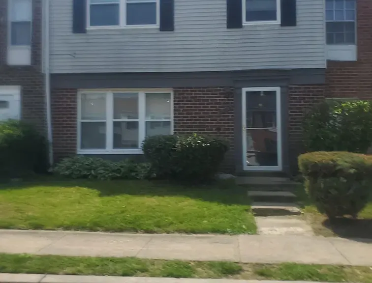 Spacious Townhouse surprisingly large rooms with assigned parking