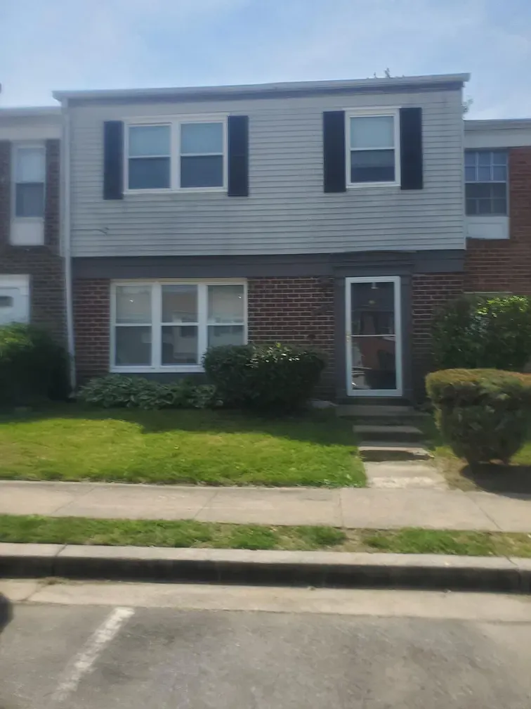 Spacious Townhouse surprisingly large rooms with assigned parking - 7705 Swan Ter
