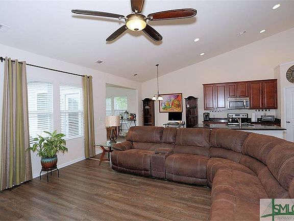 4th image of 36 Glenwood Ct