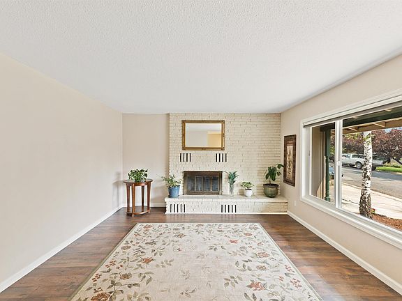 2nd image of 803 Scenic Ct