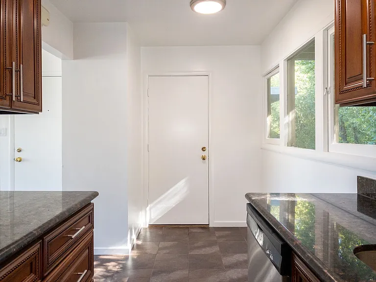 1br/1ba Charmer! Bay Views And Parking! Laundry On-Site! Balcony! Progressive — Photo 10