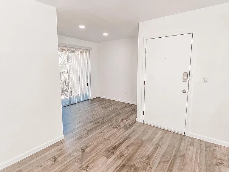 4431 Plaza Vis #D — Photo 7