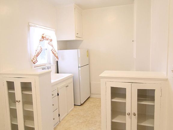5th image of 112 S Manhattan Pl APT 6