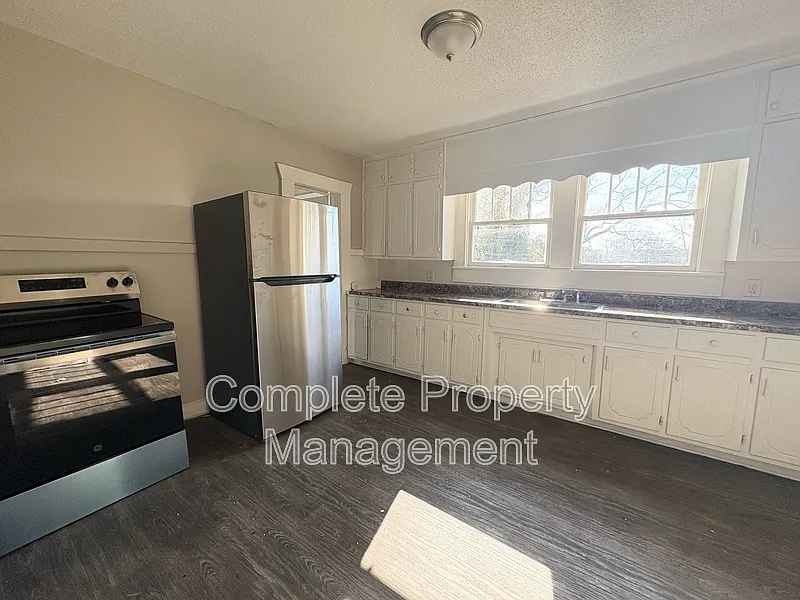 3 bed, 1.0 bath, 1156 sqft, $1,150 — Photo 3