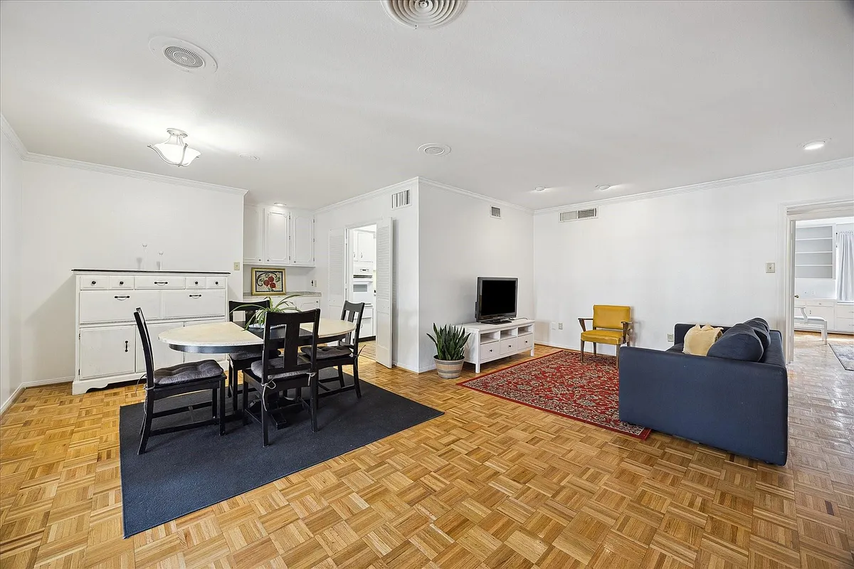 Building Photo - 2600 Bellefontaine St #C22