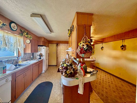 4th image of 228 Meadowlane Ave