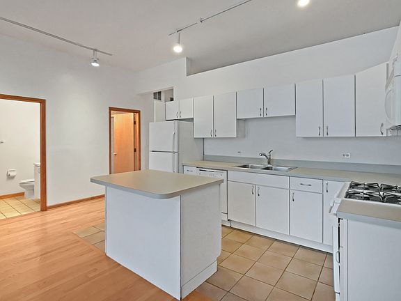 4th image of 679 N Milwaukee Ave