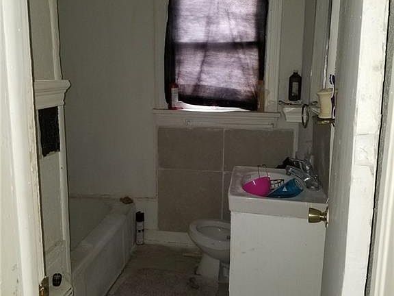 5th image of 324 SW 38th St