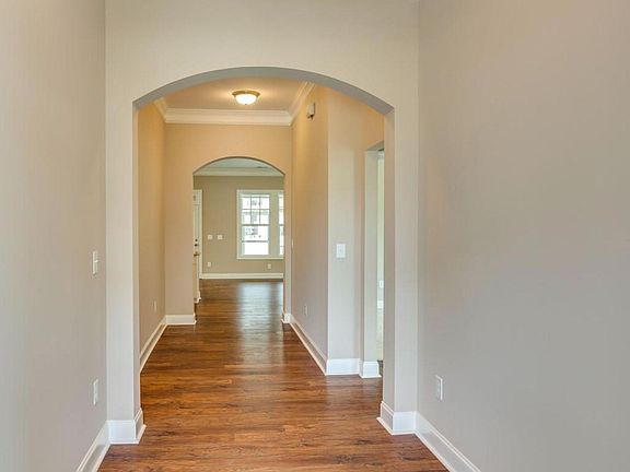 4th image of 305 Skymont Dr