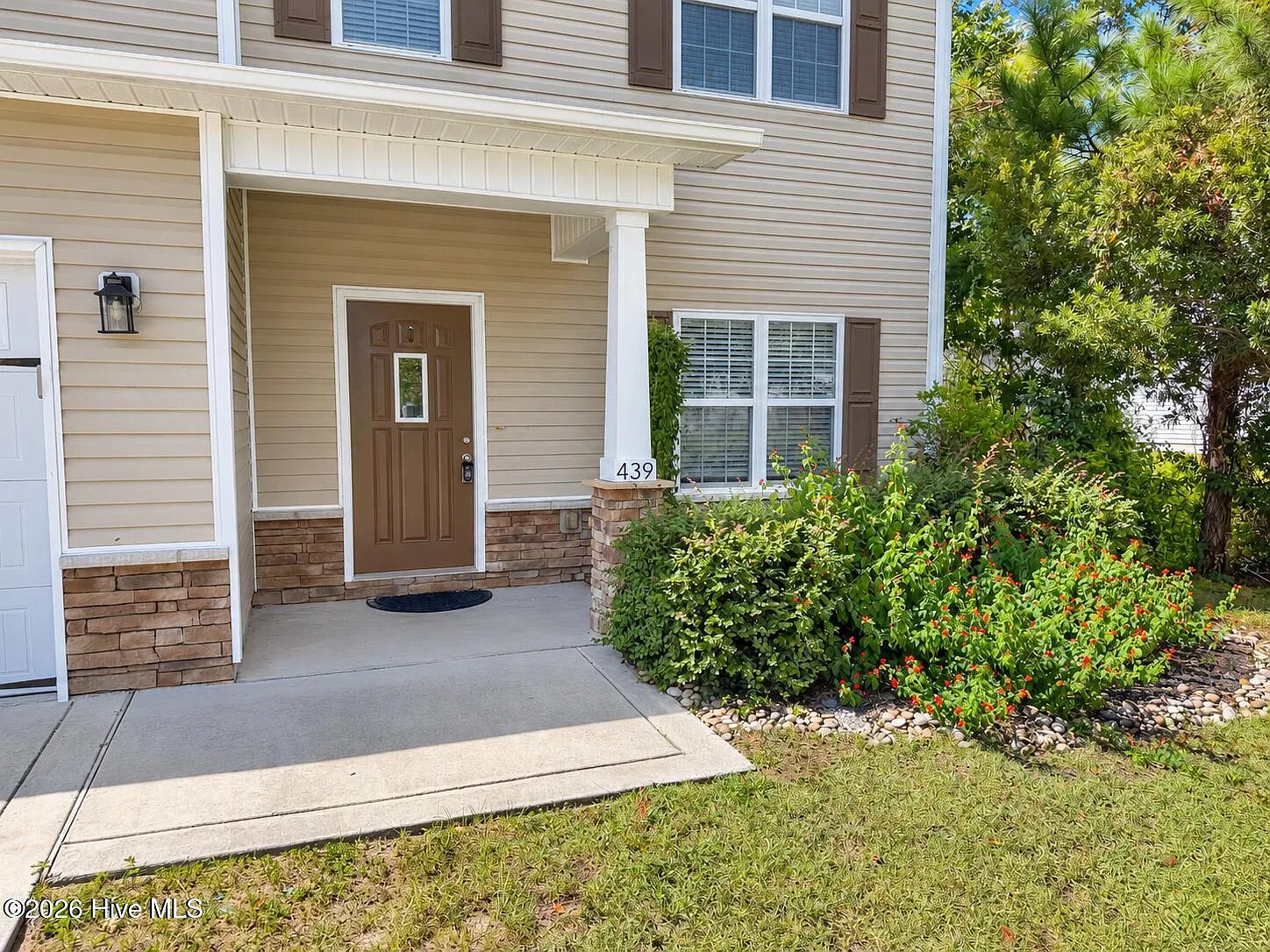 4 bed, 2.5 bath, 2387 sqft, $2,100 — Photo 3