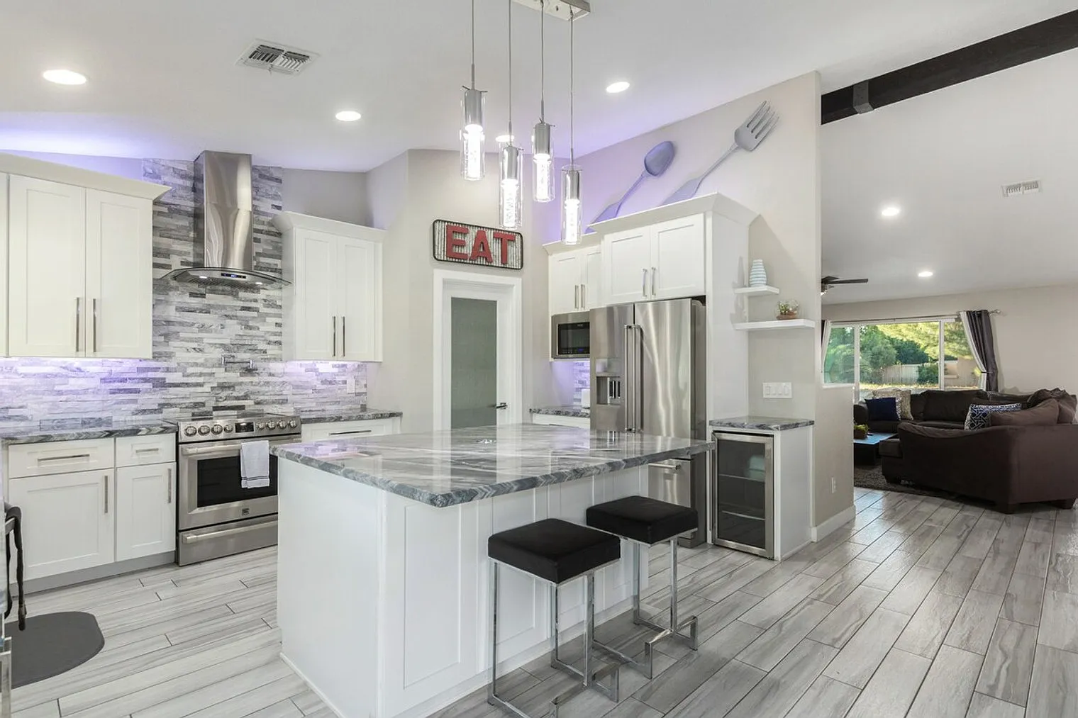 3 bed, 2.0 bath, 2088 sqft, $5,768 — Photo 2