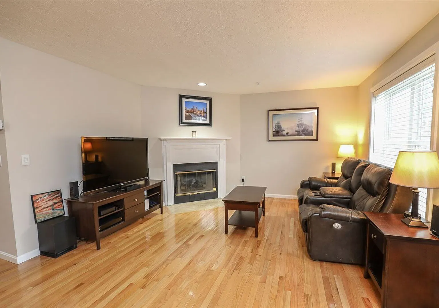 Beautifully and well maintained townhouse in desirable Georgetowne Condo Association. — Photo 2