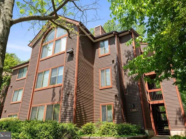2800 Lee Oaks Pl APT 302, Falls Church, VA 22046