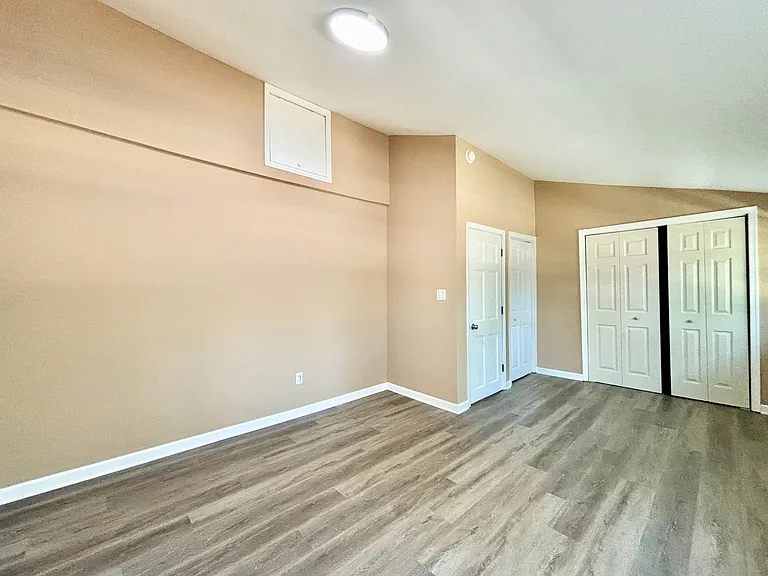 2841 Earlscourt Ave — Photo 12