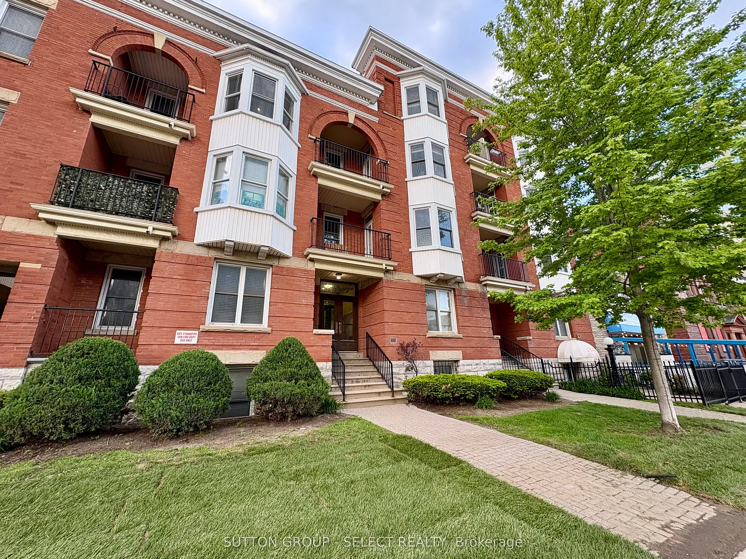 440 Wellington St #103 photo 1