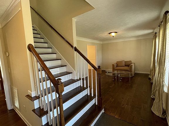 4th image of 375 Clarkston Dr