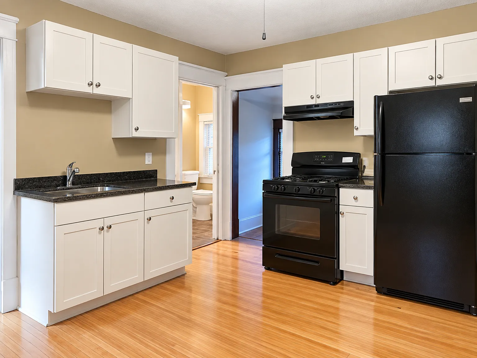 Charming Duplex Near West 7th Hardwood Floors, Porch & Garage! — Photo 3