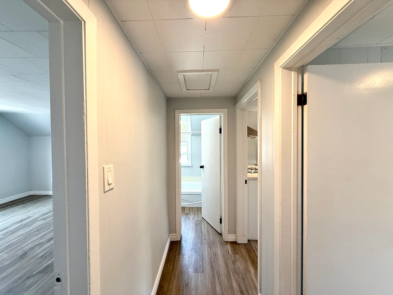 Upper - 26 Albina Street Welland Ontario L3C 1P3 — Photo 2