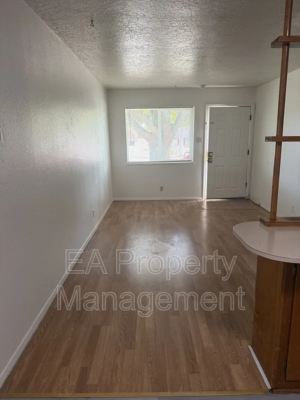 1 bed, 1.0 bath, $1,050 — Photo 4