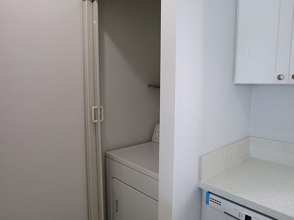 5th image of 136 Cerritos Ave
