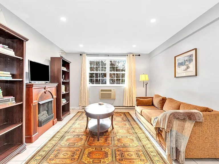 7 Colonial Village Dr #2 — Photo 2