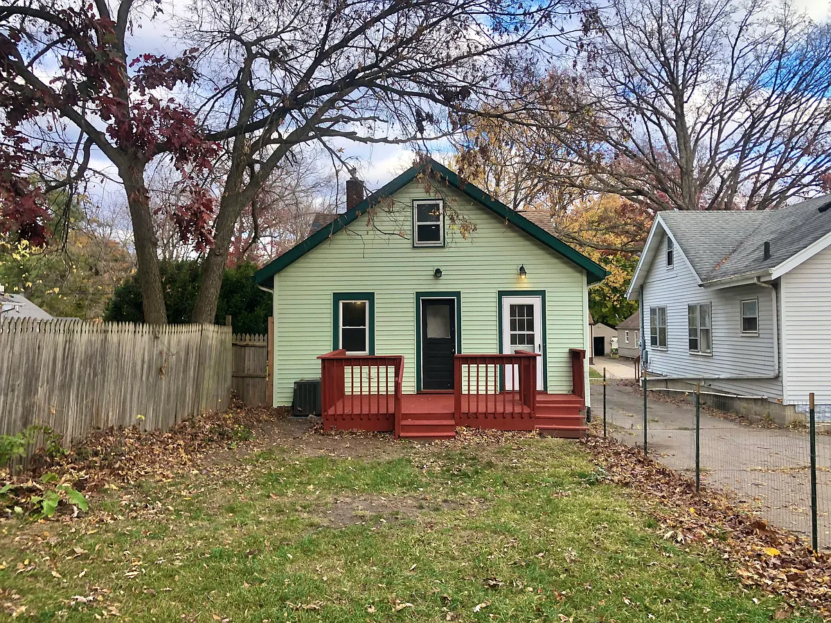 Building Photo - 516 Leslie St