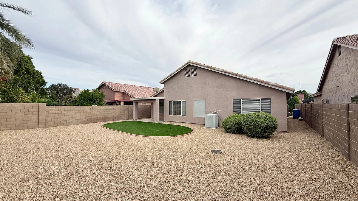 4 bed, 2.0 bath, 1890 sqft, $2,395 — Photo 3