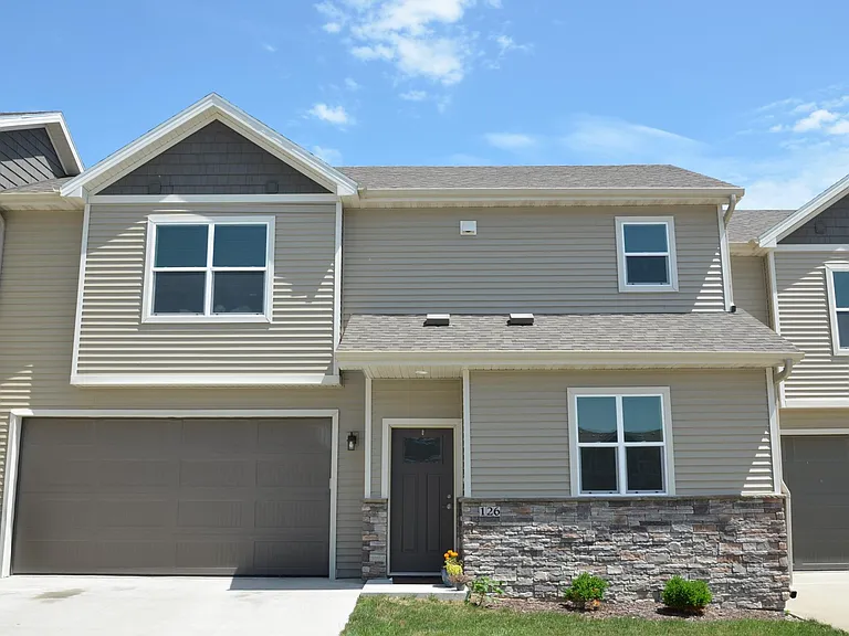 4412 NE Sherman Ln — Photo 2