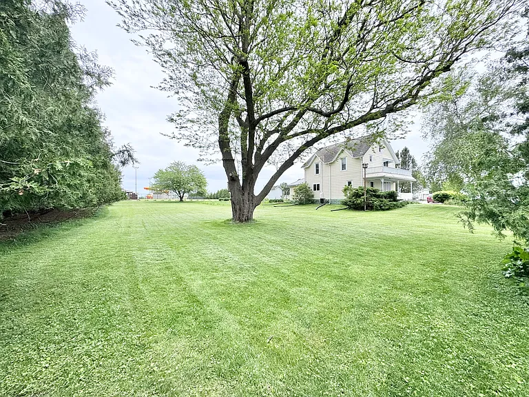 1016 Pleasant St — Photo 4