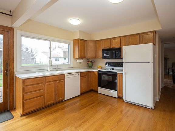 4th image of 124 Emerson Dr