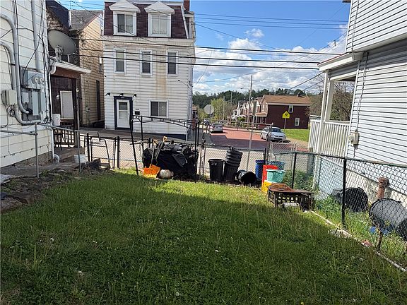 3rd image of 2415 Spring St