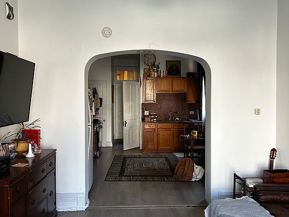 2nd image of 817 N Damen Ave APT 1F