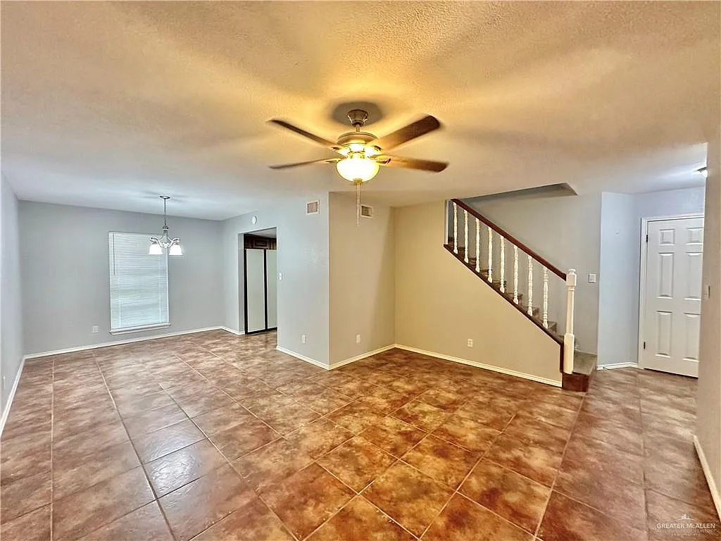 4 bed, 2.5 bath, 2299 sqft, $2,300 — Photo 4