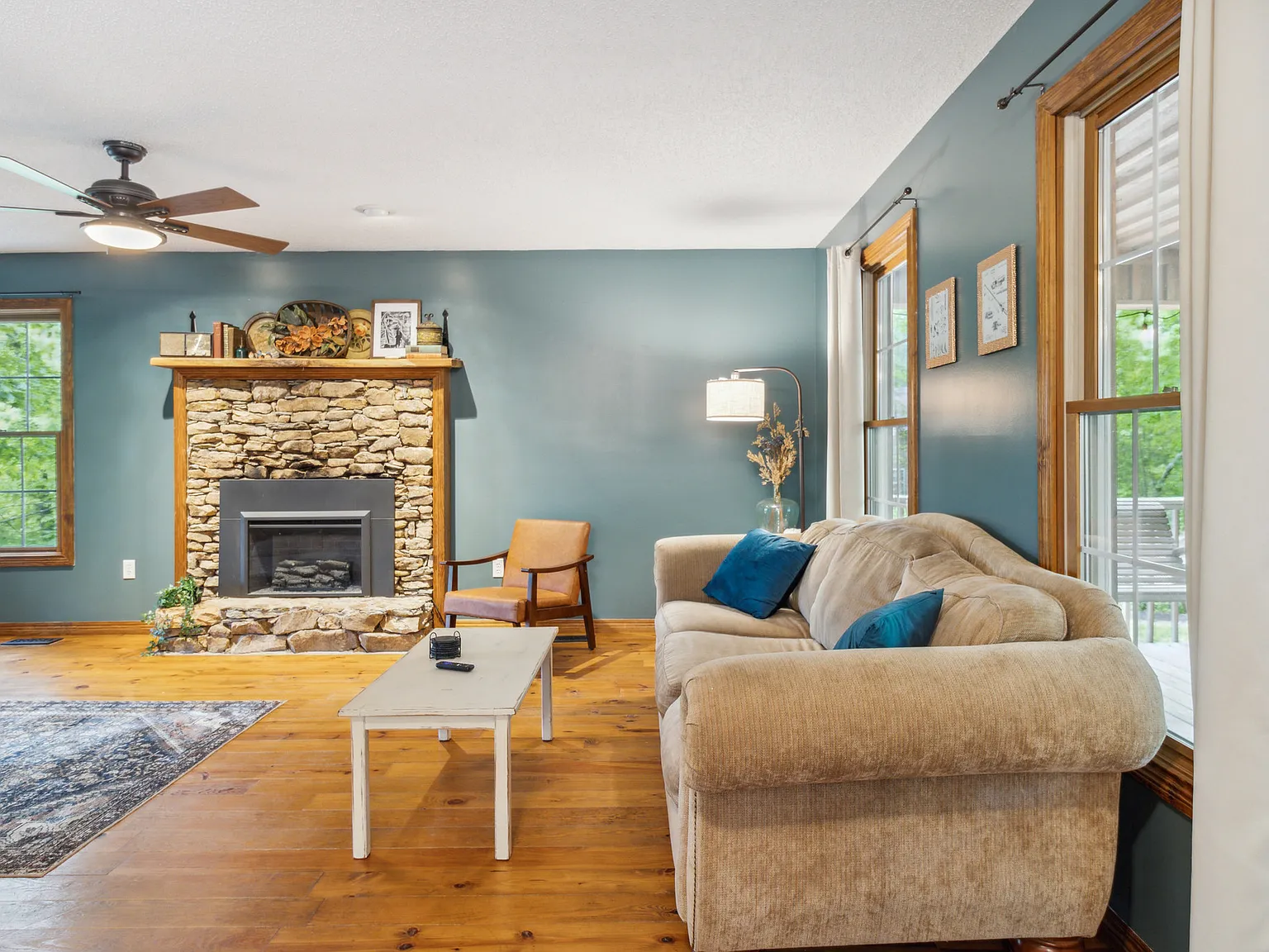 3 bed, 2349 sqft, $2,350 — Photo 3