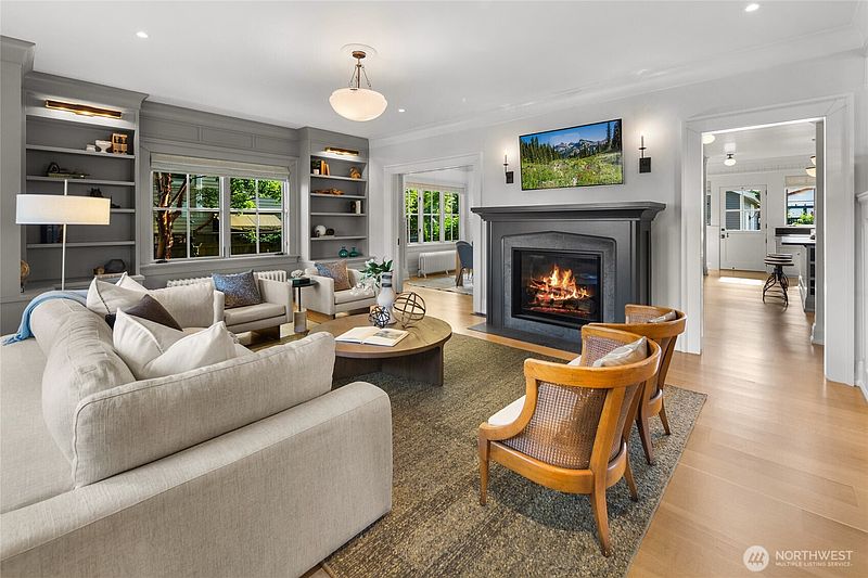 4th image of 3033 27th Avenue W
