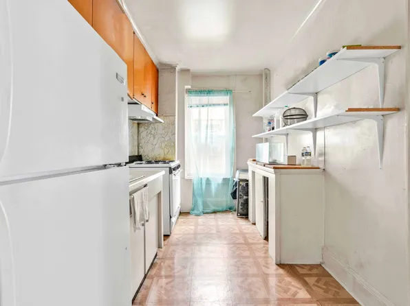 23-13 Ditmars Boulevard image 10 of 18