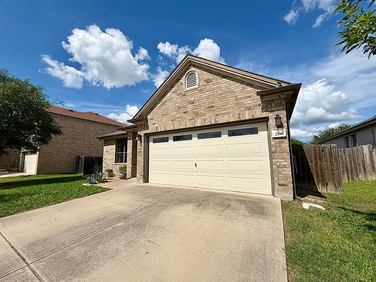 206 Briarwood Dr — Photo 2