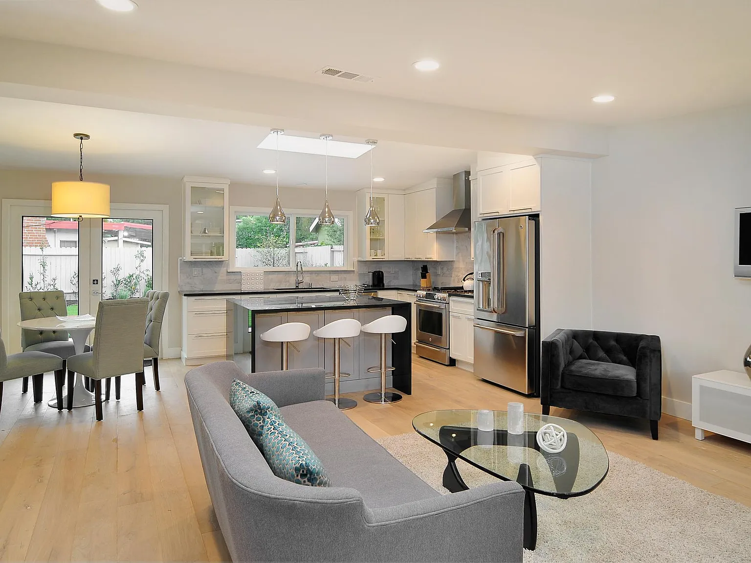 4 bed, 1450 sqft, $6,100 — Photo 2