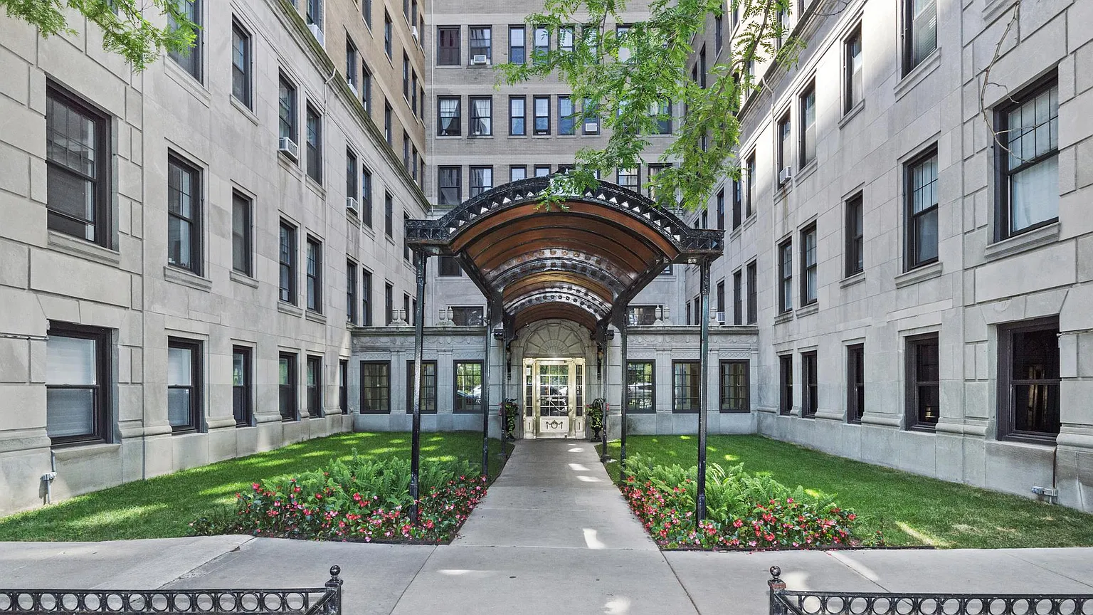 3520 N Lake Shore Dr APT 2J photo 1