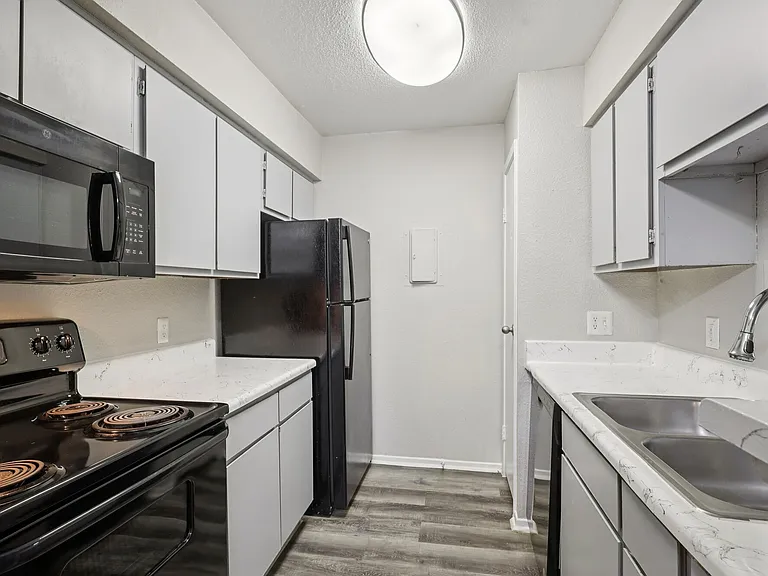 Porterwood Apartments — Photo 36